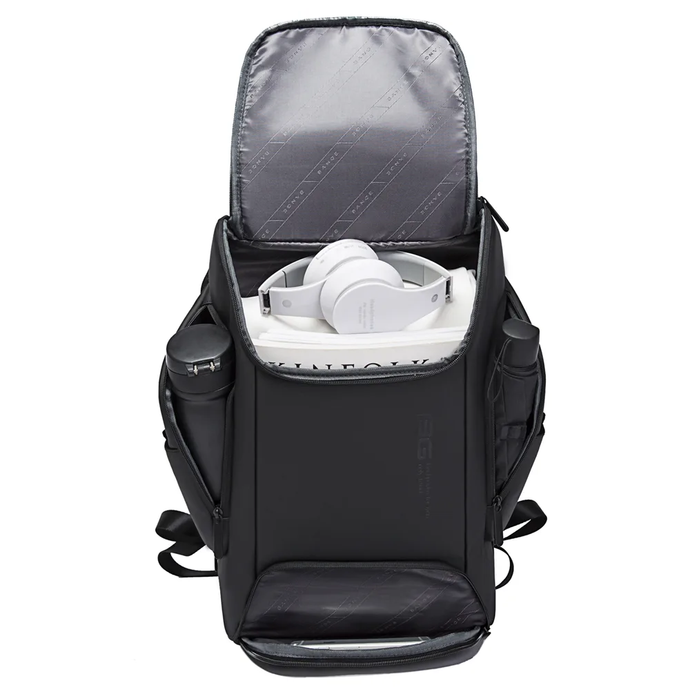 laptop backpack Dubai – Bange 7267 Laptop Backpack - Lifestyle usage context - Angle 30 (normal)